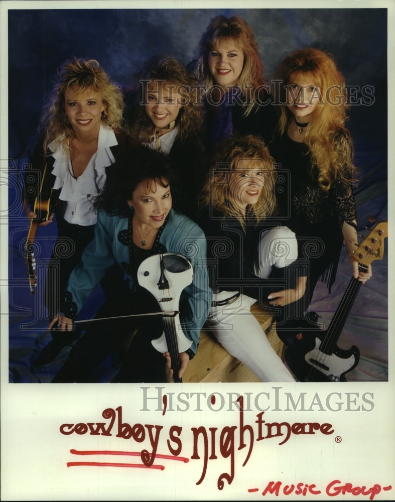 2000 Press Photo Members of the music group Cowboy&#39;s Nightmare with instruments- Historic Images