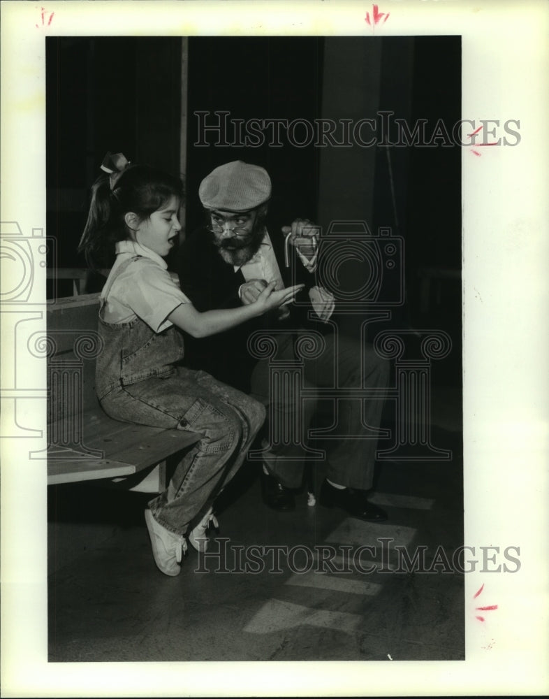 1989 Press Photo Kristin Pipes and Rene Gatica act in &#39;S Mall Talk play- Historic Images