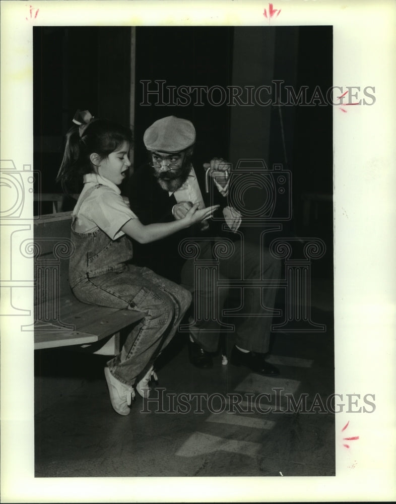 1989 Press Photo Kristin Pipes and Rene Gatica act in 'S Mall Talk play- Historic Images