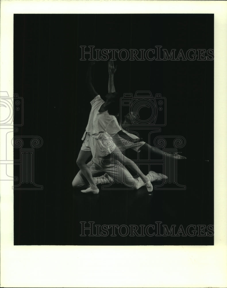 1987 Press Photo Members of the Chrysalis Repertory Dance Company during show- Historic Images