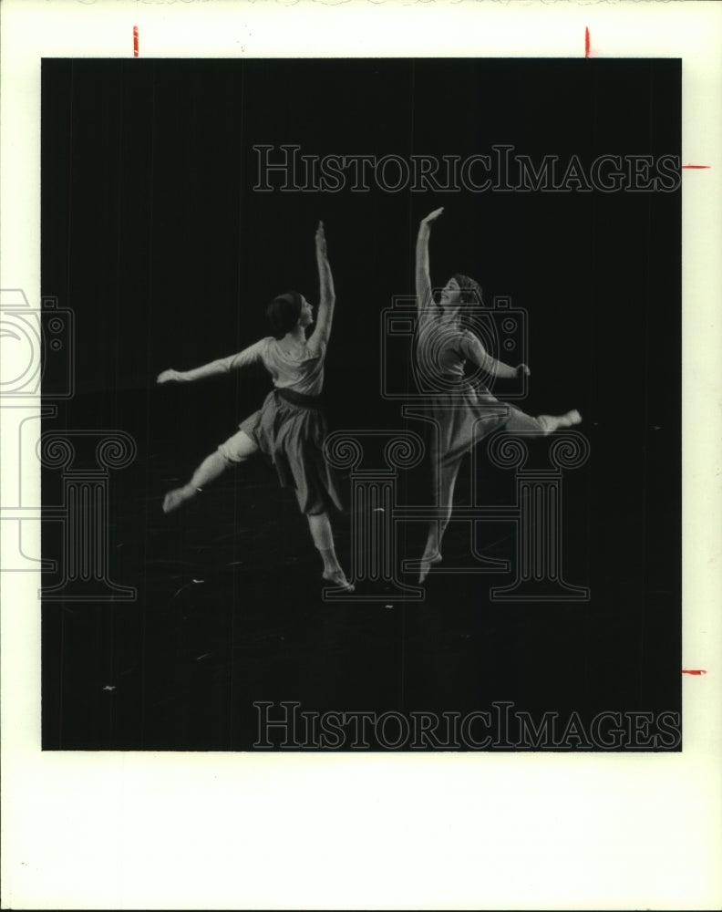 1986 Press Photo Anita Lemon and Sara Draper in &quot;Stories Told&quot; dance production- Historic Images