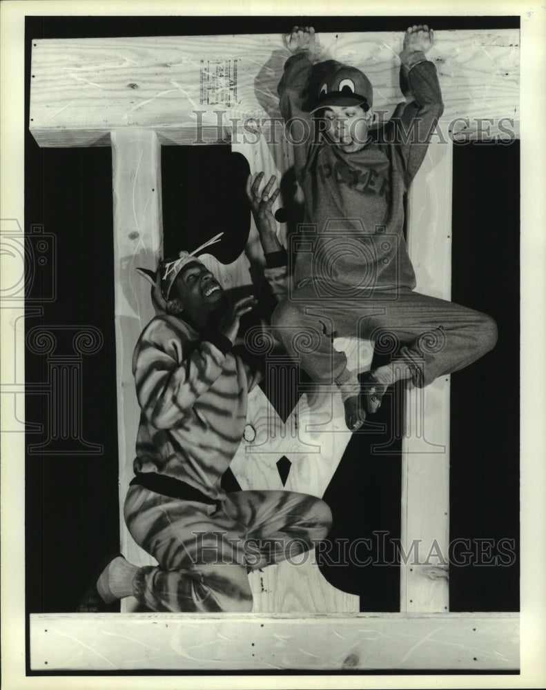 1986 Press Photo Mirron E. Willis and Chris Ayres act in The Ugly Duckling play- Historic Images