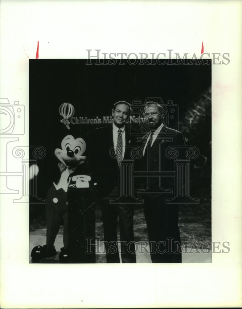 1991 Press Photo Steve Smith and Merlin Olsen with Mickey Mouse on television- Historic Images