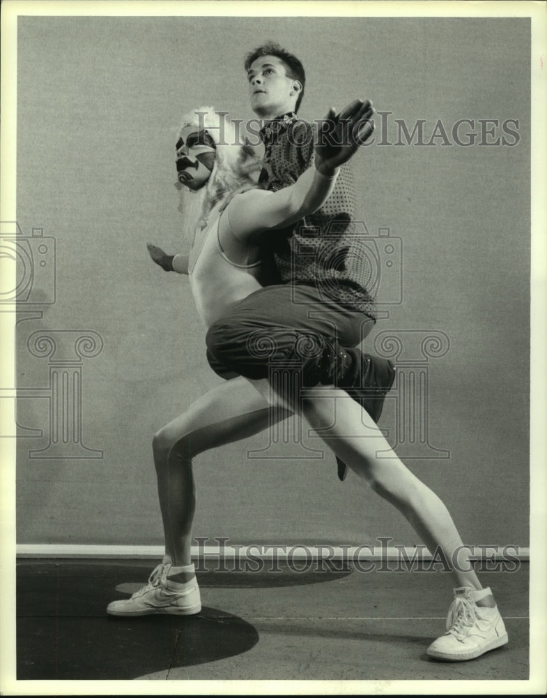 1986 Press Photo Marshall Nord and Chris Atwood act in Peter &amp; The Wolf play- Historic Images