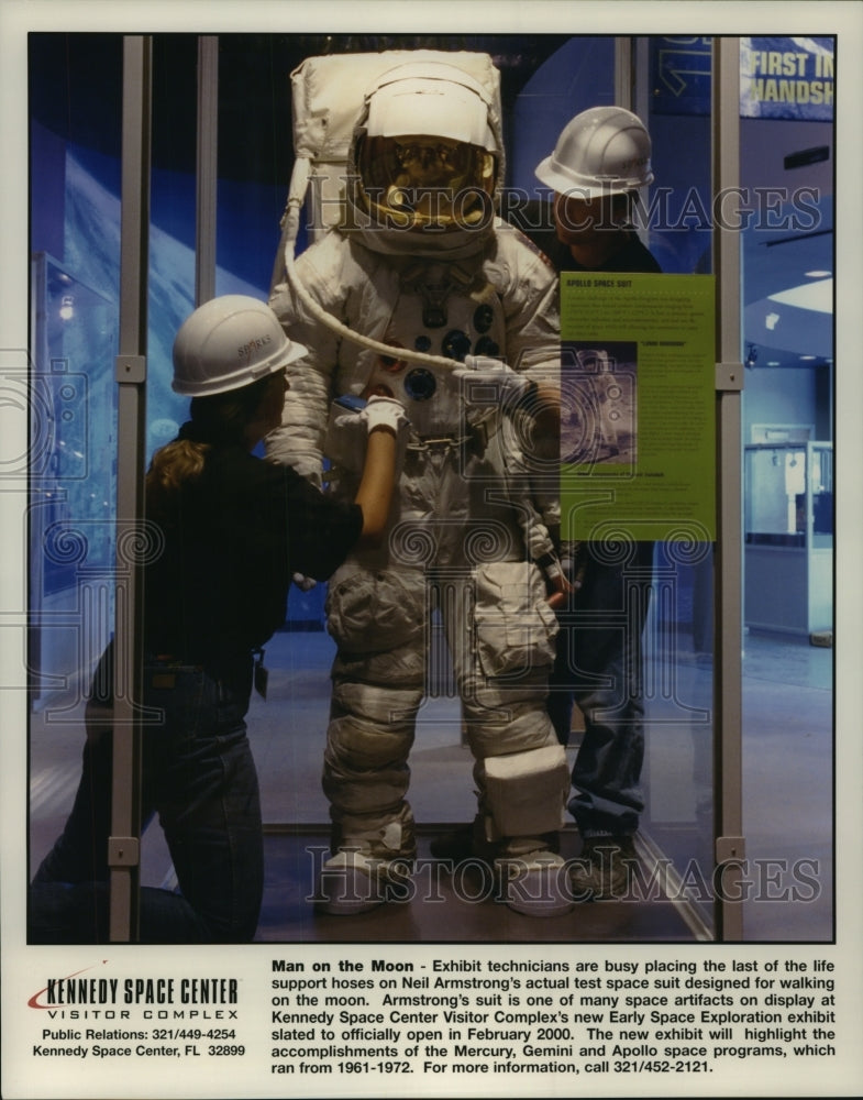 2000 Press Photo Exhibit technicians place life support hoses on test space suit- Historic Images