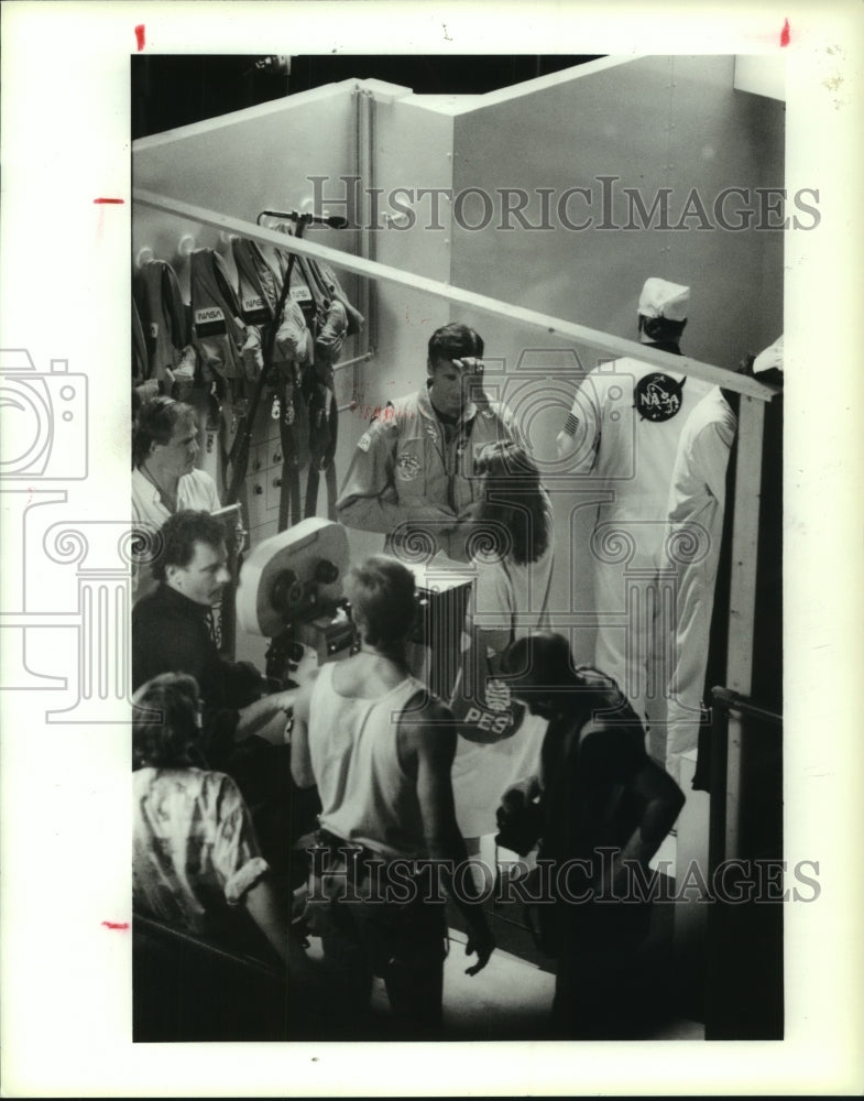 1989 Press Photo Barry Bostwick and film crew shooting the movie &quot;Challenger.&quot;- Historic Images