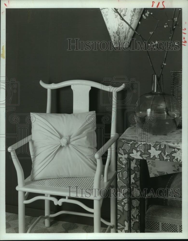 1981 Press Photo Wrap and tie pillow on display on a chair - hcp03853- Historic Images