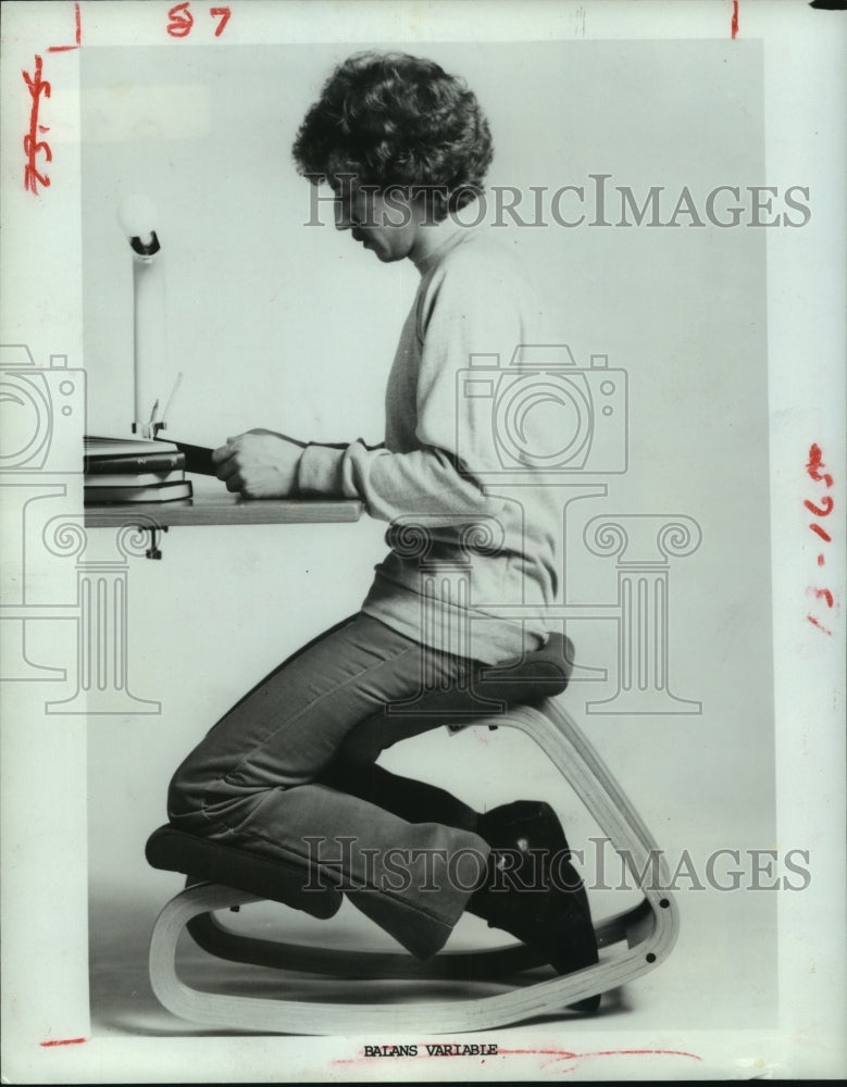 1981 Press Photo Man sits on Balans &quot;Variable&quot; chair by Stoke Fabrikker A/S- Historic Images