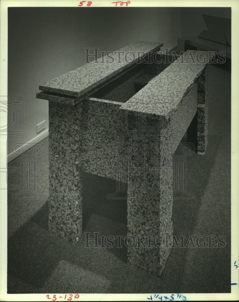 1985 Press Photo Granite Chest of Texas by sculptor Jesus Bautista Moroles- Historic Images