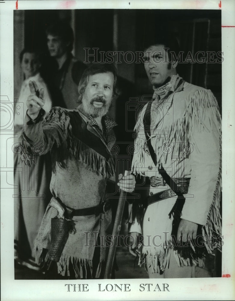 1986 Press Photo Gene Ogle reports to director Denton Yocker on set - hcp03867- Historic Images