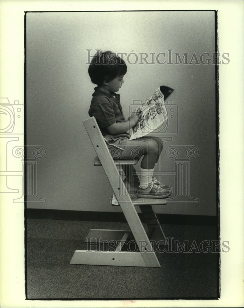 1984 Press Photo Alan Baum sits in a chair by backs unlimited - hcp03871- Historic Images