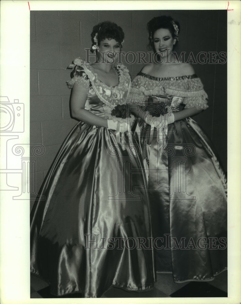 1988 Press Photo Lisa Morse and Heather Halpin act in Trial by Jury - hcp03912- Historic Images