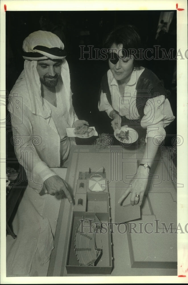 1985 Press Photo Pat Miller and Paul Mathews with Chocolate Bayou Theater model- Historic Images