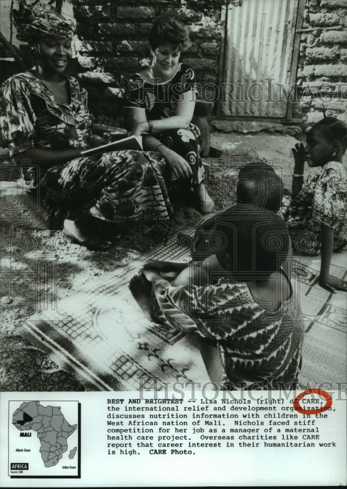 1989 Press Photo CARE&#39;s Lisa Nichols discusses nutrition with children in Mali- Historic Images