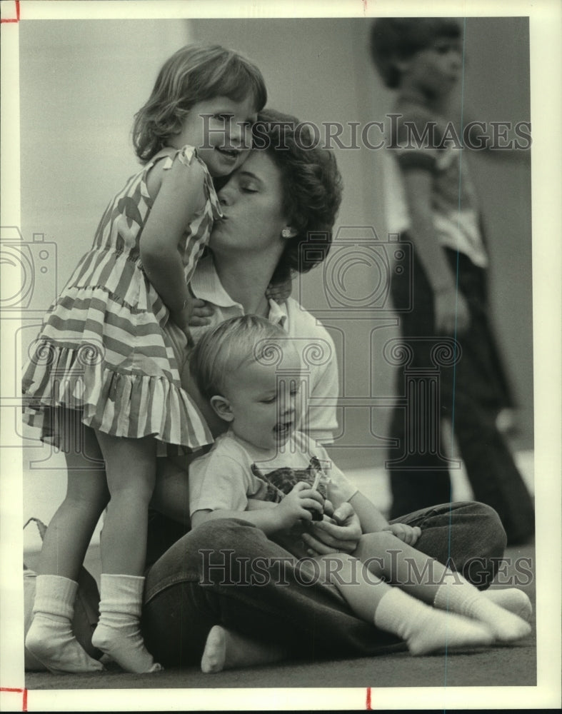 1985 Press Photo Susie McPhearson with daughter Sara and son John, Houston.- Historic Images