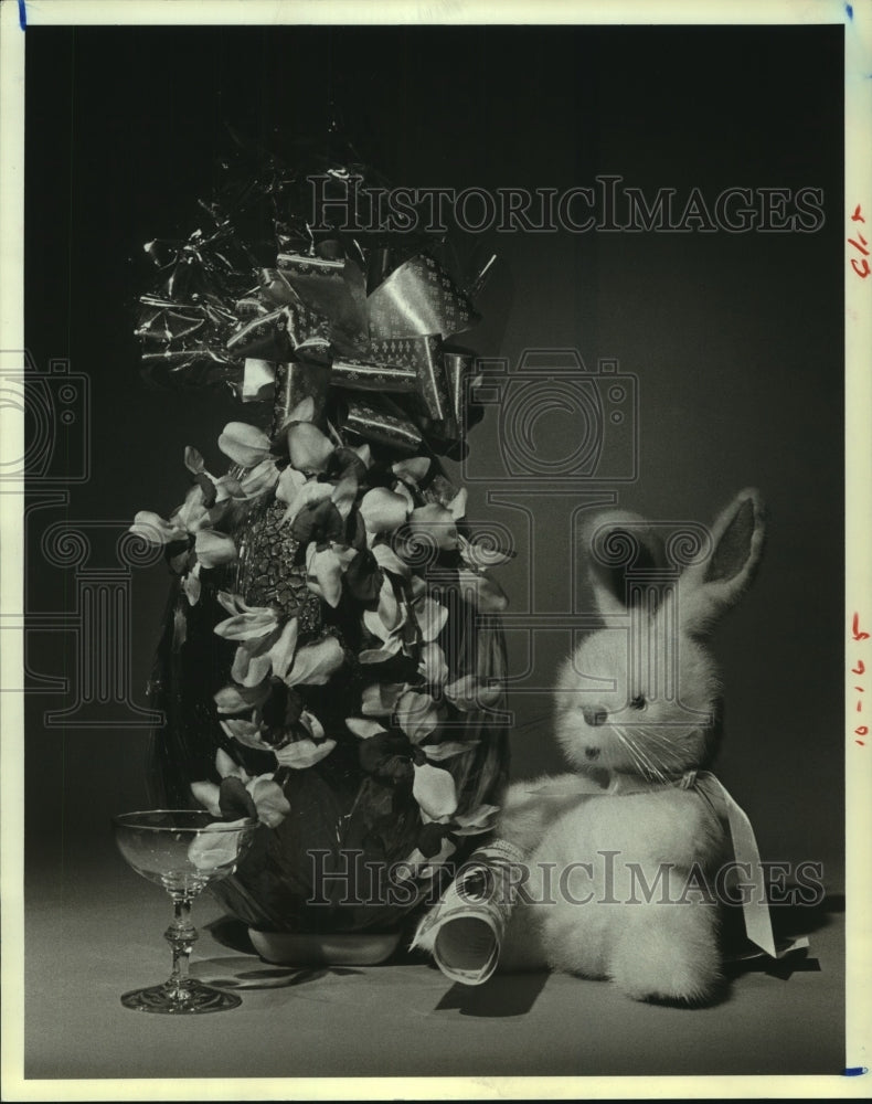 1983 Press Photo Sakowitz gifts of filled chocolate egg & mink bunny in Houston.- Historic Images