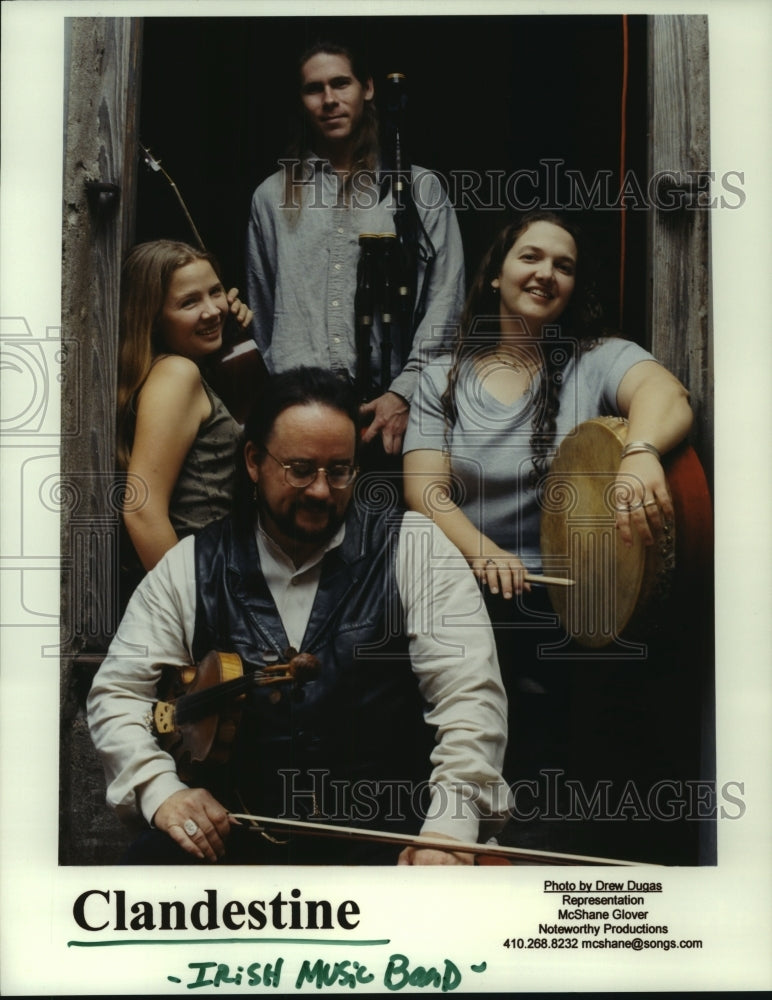 2001 Press Photo Members of Irish music band "Clandestine". - hcp04043- Historic Images