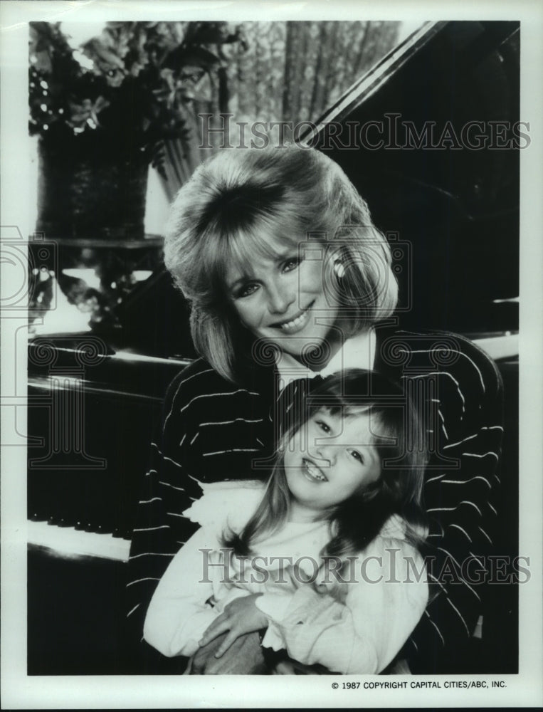 1987 Press Photo Linda Evans and Jessica Player act in the series &quot;Dynasty&quot;- Historic Images