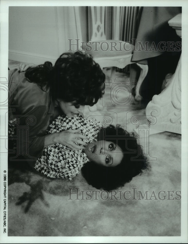 1986 Press Photo Diahann Carroll and Joan Collins act in "Dynasty" series- Historic Images