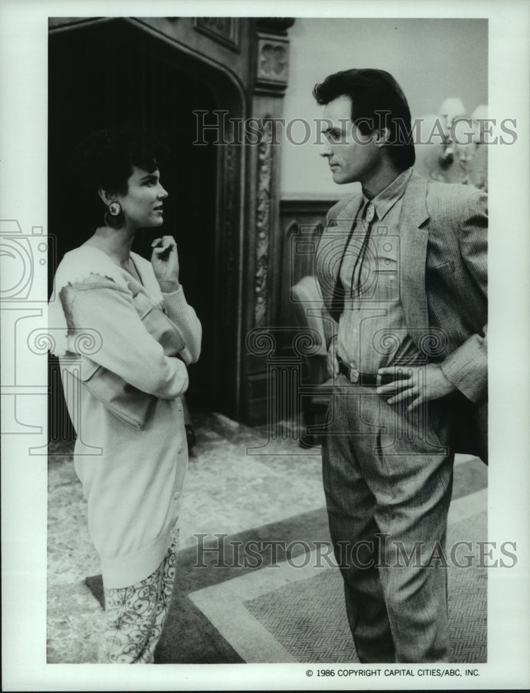 1986 Press Photo Terri Garber and Michael Nader act in an episode of &quot;Dynasty&quot;- Historic Images