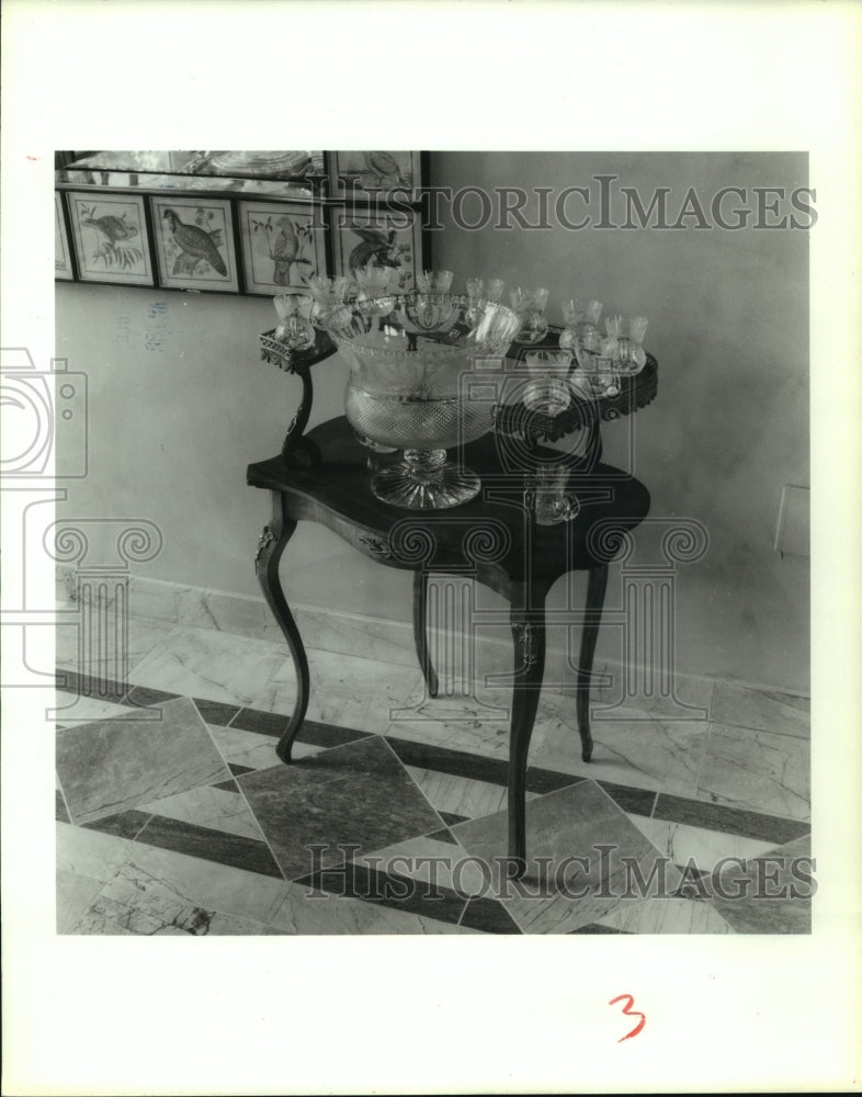 1990 Press Photo Table displaying punch bowl and cups - hcp04123- Historic Images