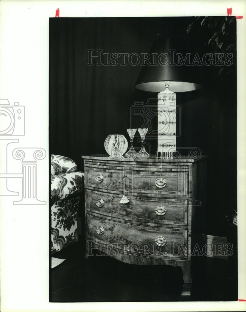 1990 Press Photo Georgian bow-front antique wooden chest - hcp04125- Historic Images