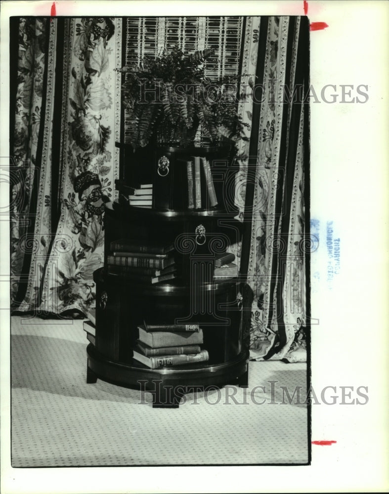 1990 Press Photo Mario Buatta&#39;s design for a revolving bookcase - hcp04126- Historic Images