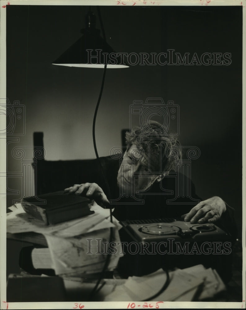 1978 Press Photo Actor Ed Prebble in &quot;Krapp&#39;s Last Tape&quot; Movie Scene - hcp04177- Historic Images