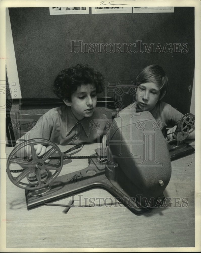 1970 Press Photo Boys Editing Film at Contemporary Arts Museum (CAM) - hcp04188