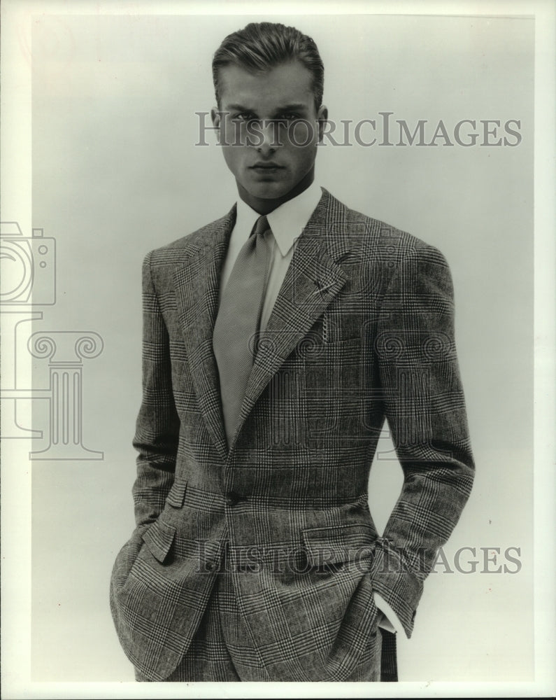 1995 Press Photo Model in Ralph Lauren glen plaid wool single-breasted suit.- Historic Images