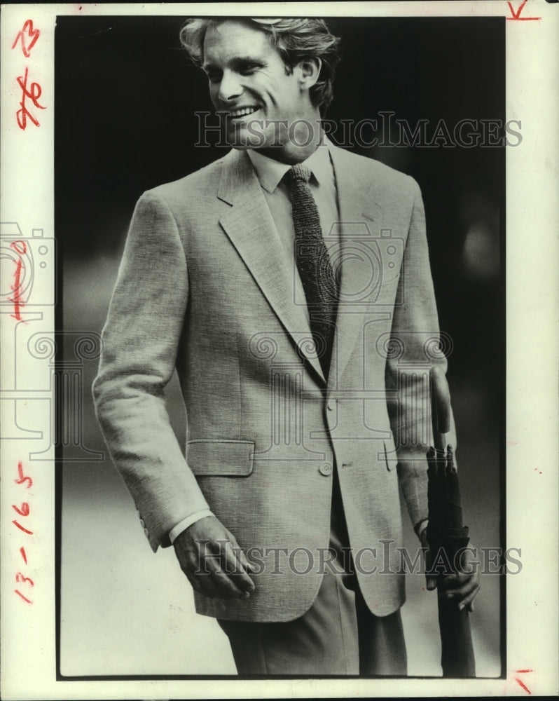 1981 Press Photo Model in 100 percent cotton nubby blend suit by Geoffrey Beene.- Historic Images