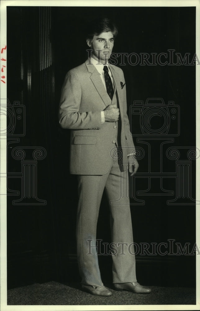 1981 Press Photo Man models suit with correctly hanging pants legs - hcp04222- Historic Images