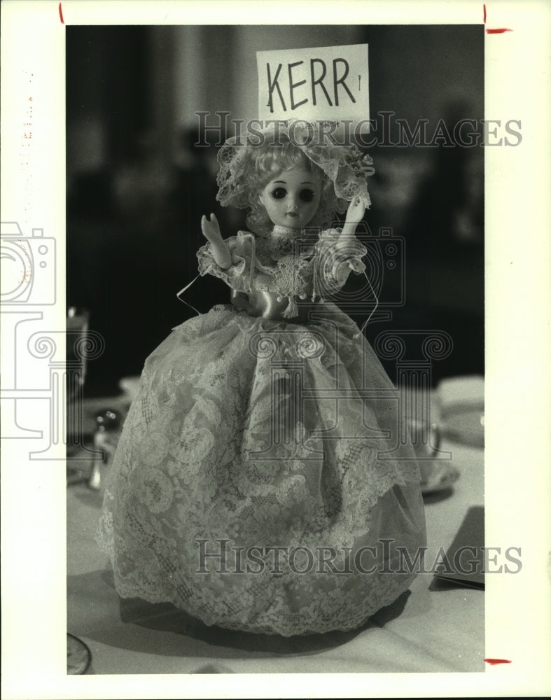 1988 Press Photo Kathleen Smith&#39;s Pat Kerr doll at Fiber Artists of Houston.- Historic Images