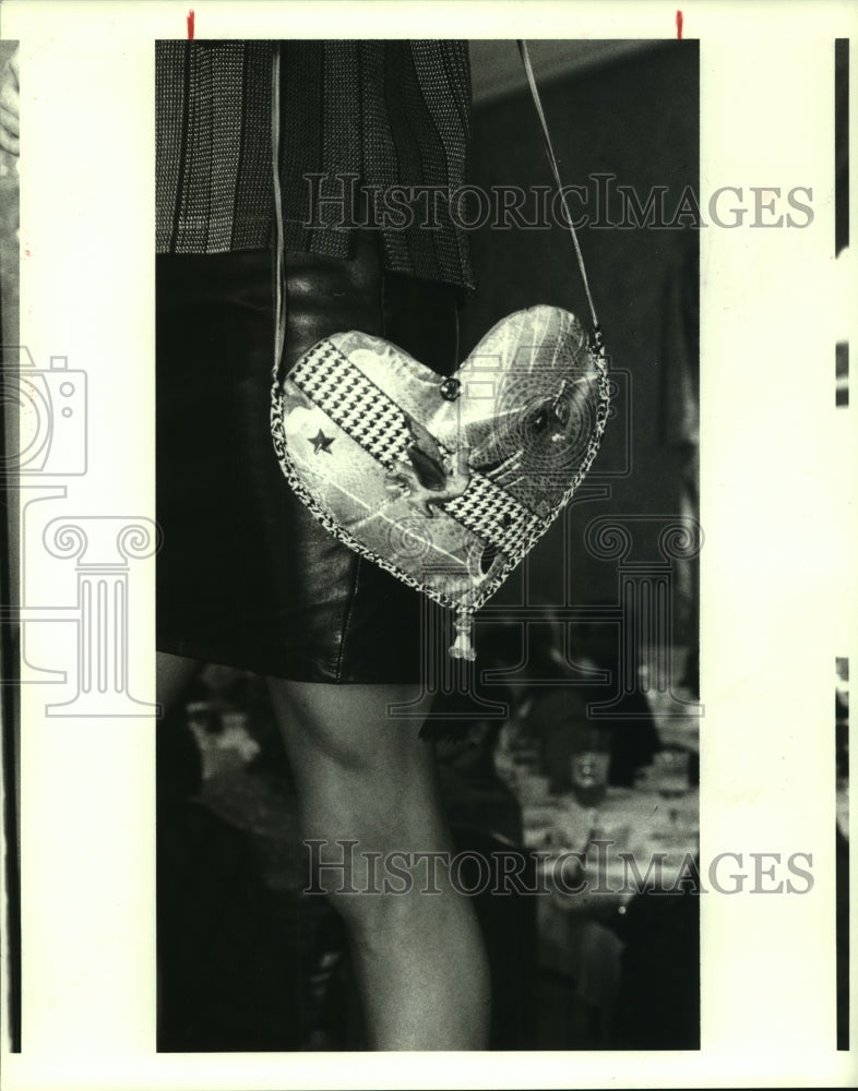 1988 Press Photo Lisa Sharpe&#39;s purse design at Fiber Artists of Houston.- Historic Images