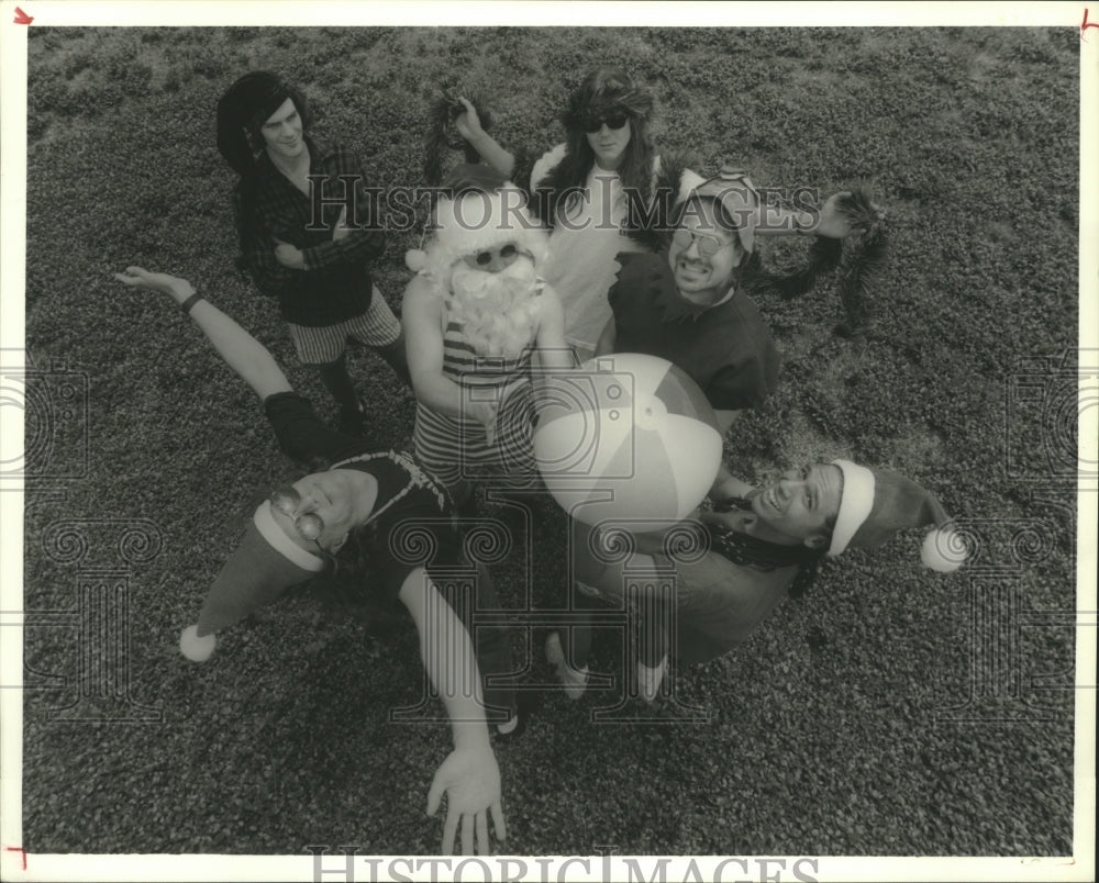 1995 Press Photo Members of the pop music group Brave Combo play with a ball- Historic Images