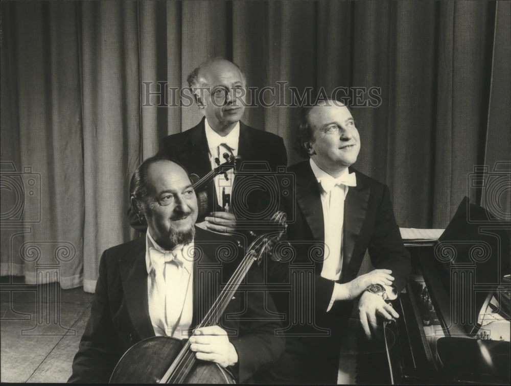 1986 Press Photo Members of the music group Beaux Arts Trio with instruments- Historic Images