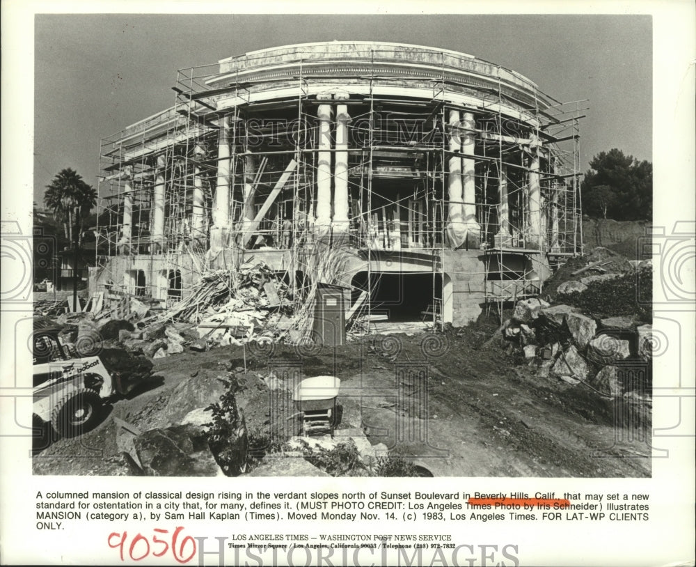 1983 Press Photo Columned mansion in construction in Beverly Hills, California- Historic Images