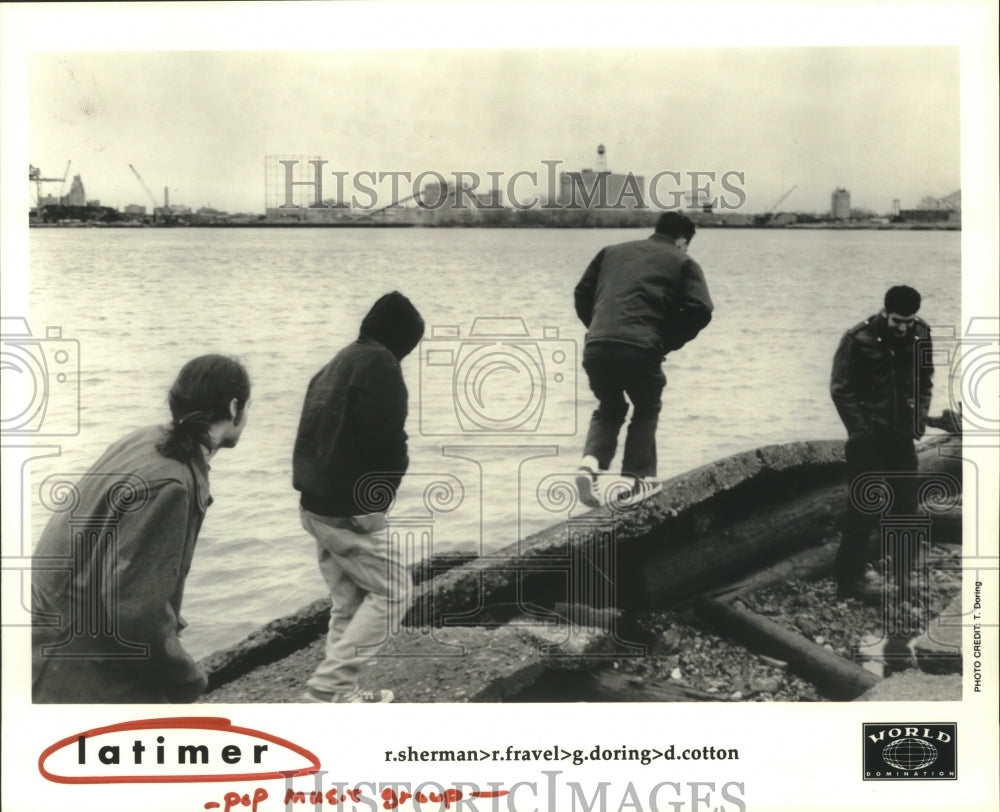 1995 Press Photo Members of the pop music group Latimer by the water - hcp04641- Historic Images