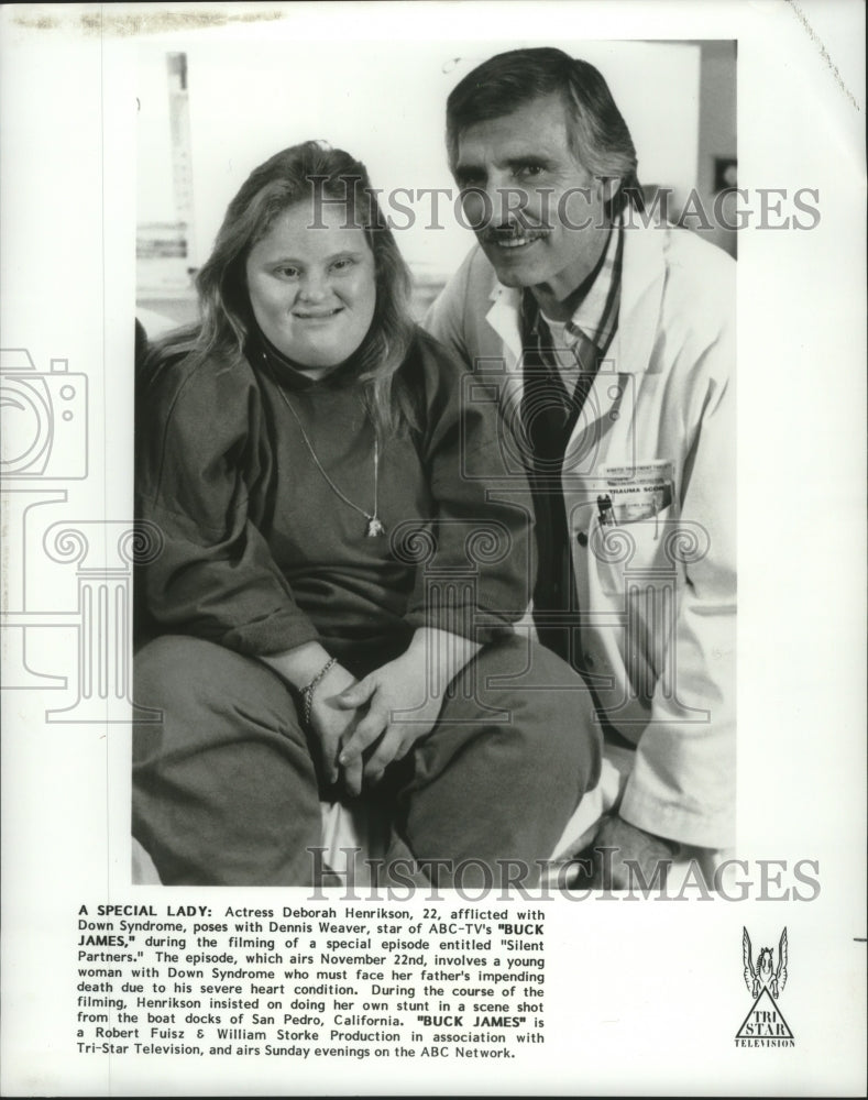 1987 Press Photo Deborah Henrikson poses with Dennis Weaver of &quot;Buck James&quot;- Historic Images