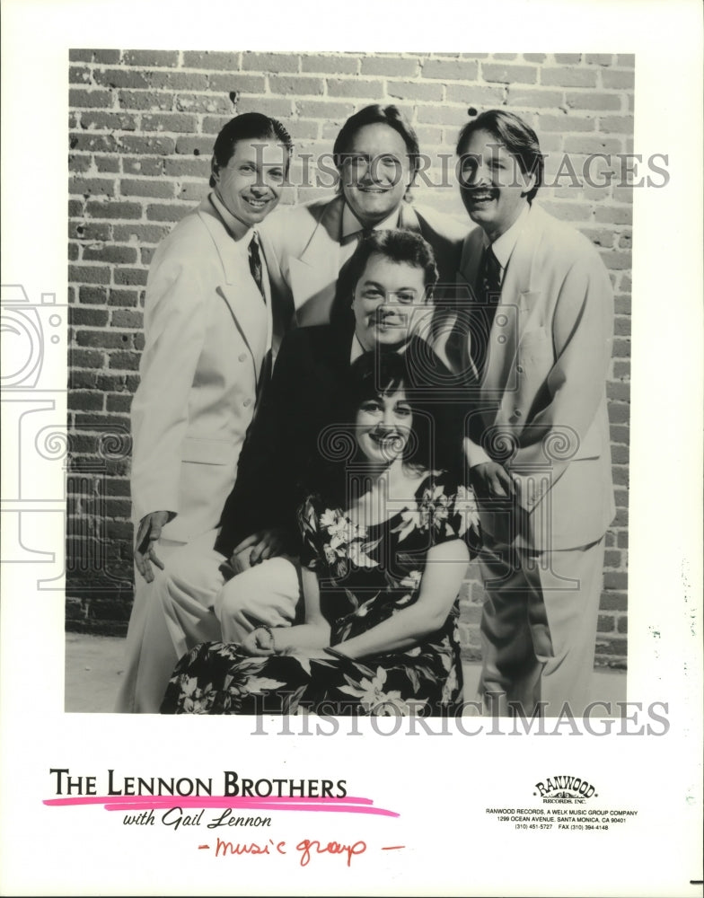 1994 Press Photo Members of the music group The Lennon Brothers with Gail Lennon- Historic Images