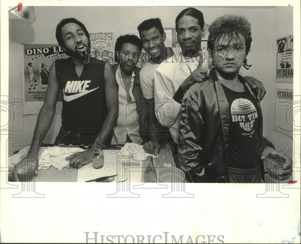 1984 Press Photo &quot;Bus Boys&quot; pauses between sets at Fitzgerald&#39;s in Houston.- Historic Images