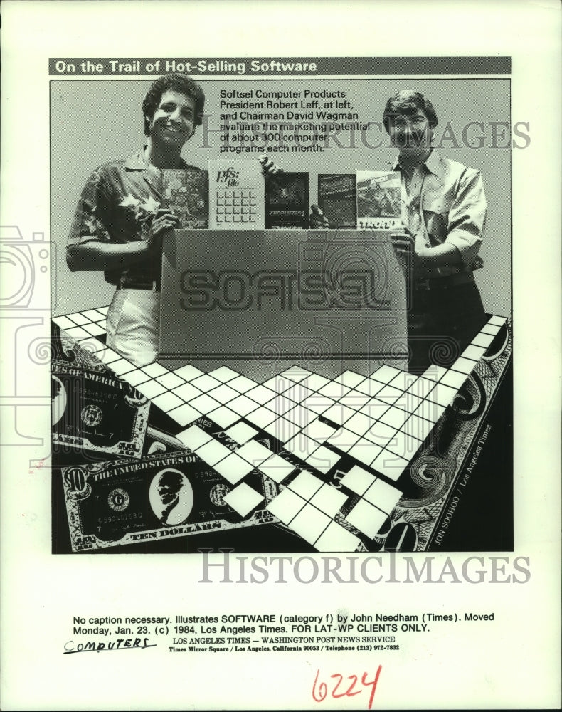 1984 Press Photo Robert Left and David Wagman pose with new computer programs- Historic Images