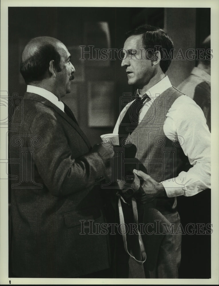 1982 Press Photo Rene Enriquez &amp; Daniel J. Travanti star in &quot;Hill Street Blues&quot;.- Historic Images