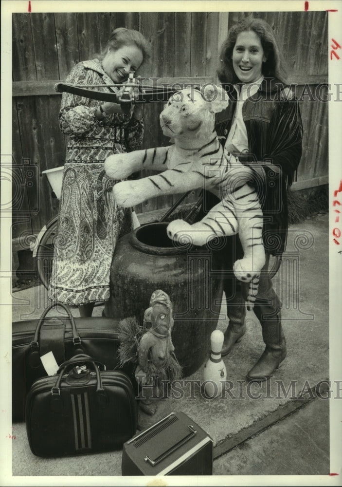 1982 Press Photo Katie Kitchen & Balene McCormick at Contemporary Arts Museum.- Historic Images