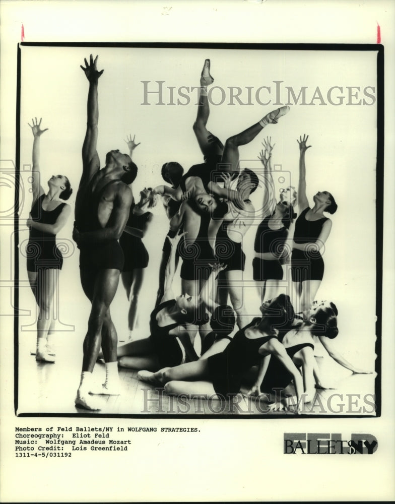 1992 Press Photo Eliot Feld&#39;s upbeat ballet in &quot;Wolfgang Strategies&quot;.- Historic Images