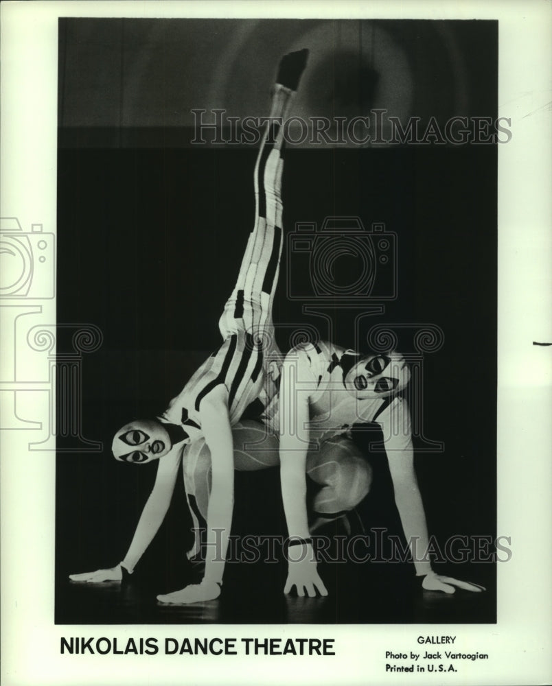 1984 Press Photo Scene from Gallery presented by Nikolais Dance Theatre.- Historic Images