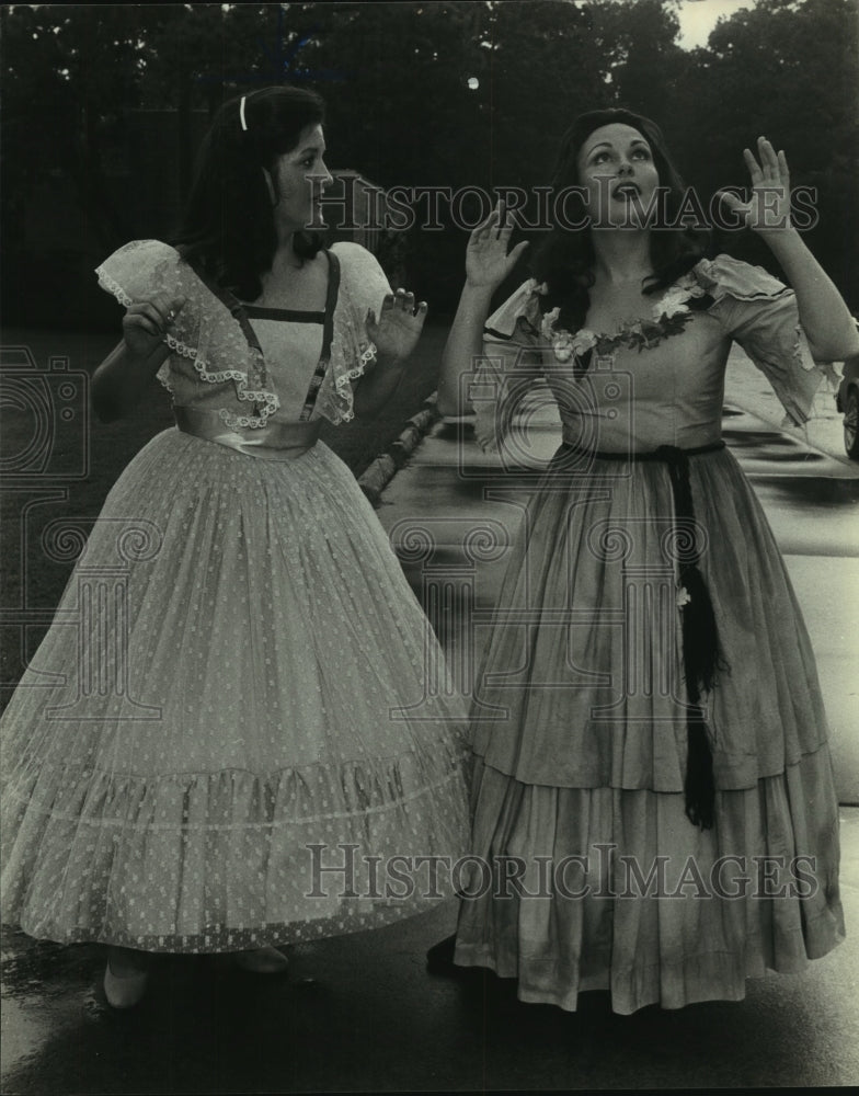 1981 Press Photo Pam Corline and Nancy Ronden-Rotondo in Ruddigore opera- Historic Images