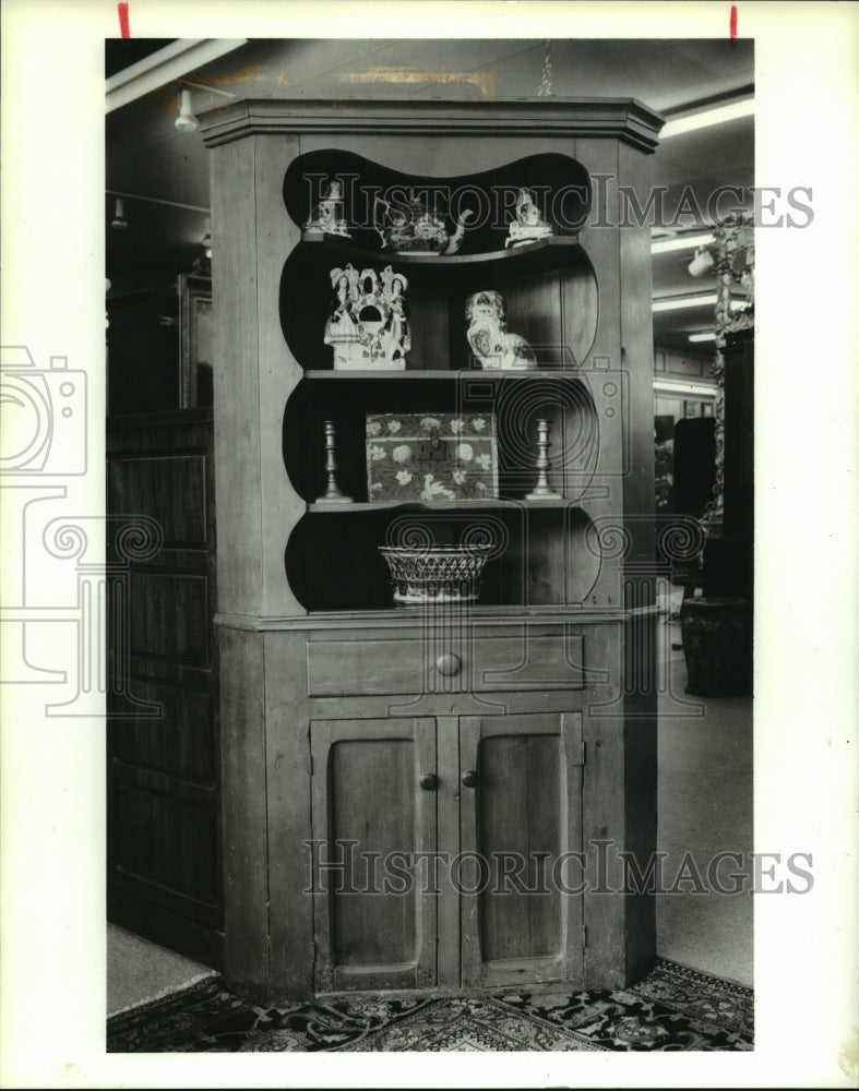 1991 Press Photo American country style pine corner cabinet from the mid-1800s- Historic Images