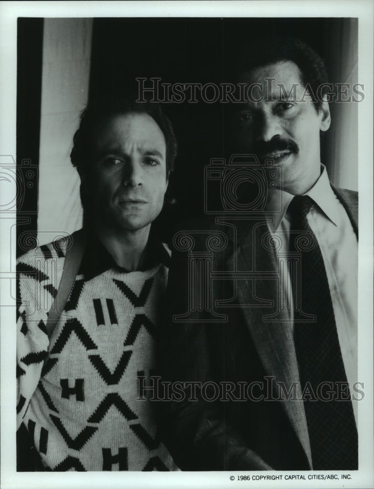 1986 Press Photo Robert Desiderio and Dick Anthony Williams in television series- Historic Images