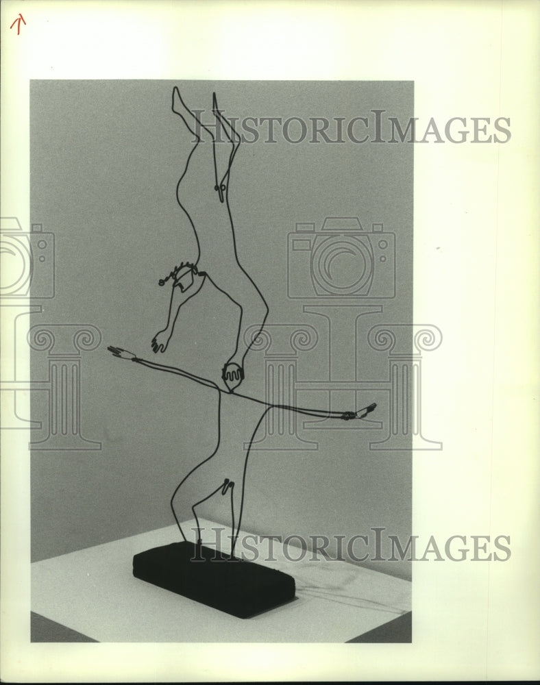 1983 Press Photo Alexander Calder's "Two Acrobats" Wire, Wood Sculpture- Historic Images